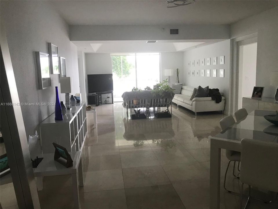 En Venta: $780,000 (3 camas, 2 baños, 2490 Pies cuadrados)