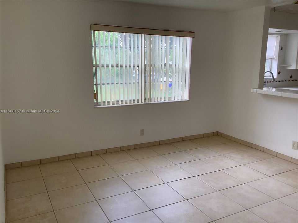 For Sale: $105,000 (1 beds, 1 baths, 702 Square Feet)