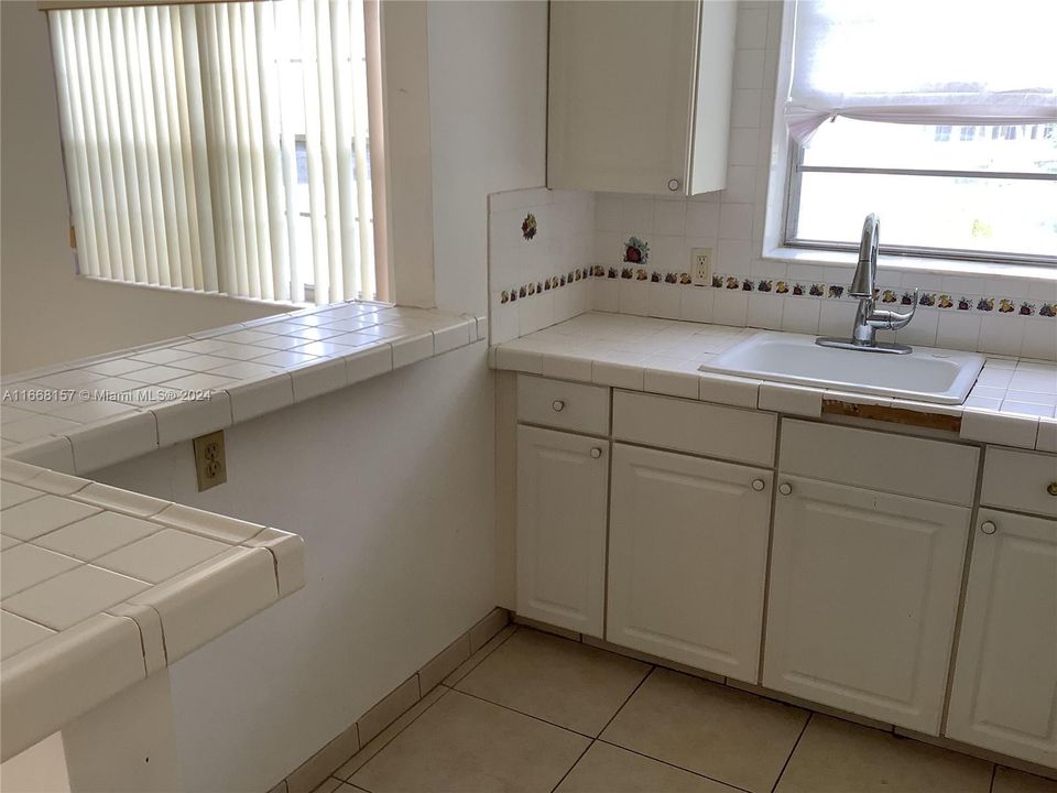 For Sale: $105,000 (1 beds, 1 baths, 702 Square Feet)