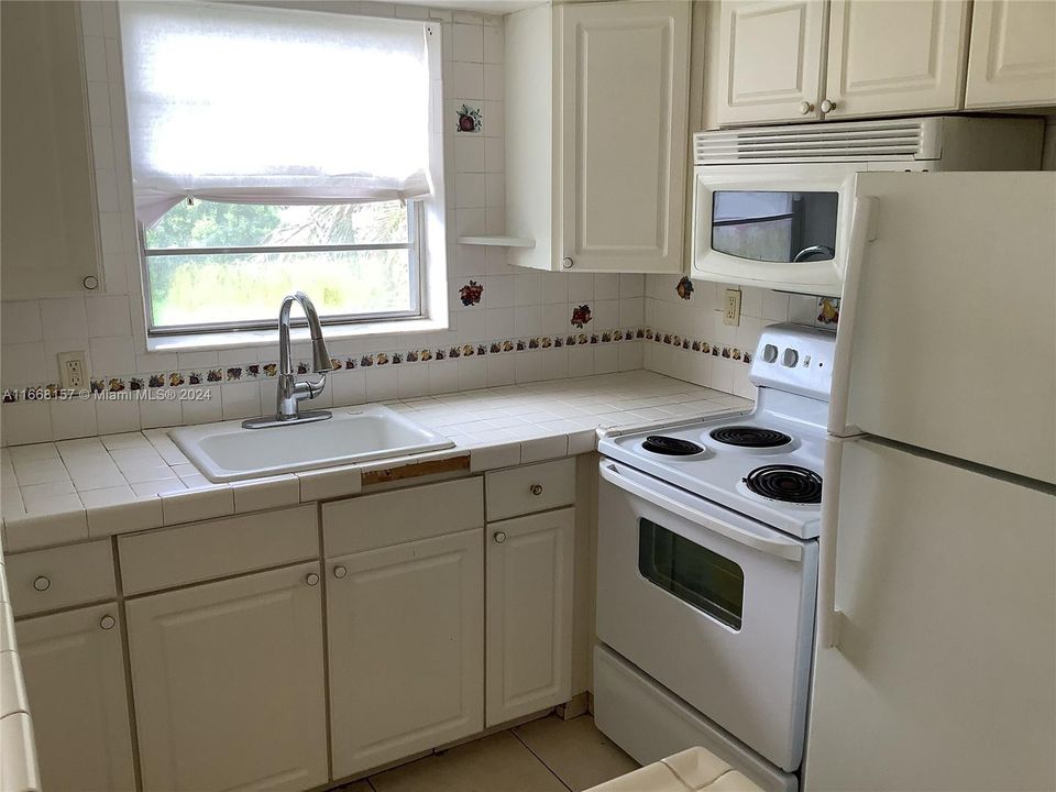 For Sale: $105,000 (1 beds, 1 baths, 702 Square Feet)