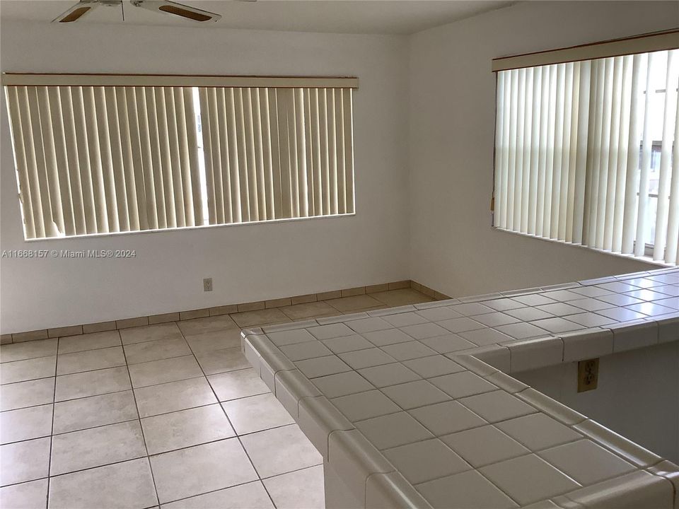 For Sale: $105,000 (1 beds, 1 baths, 702 Square Feet)