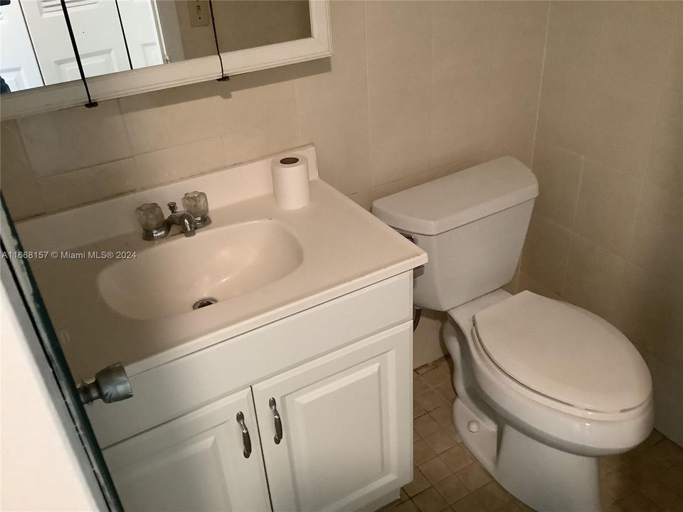 For Sale: $105,000 (1 beds, 1 baths, 702 Square Feet)