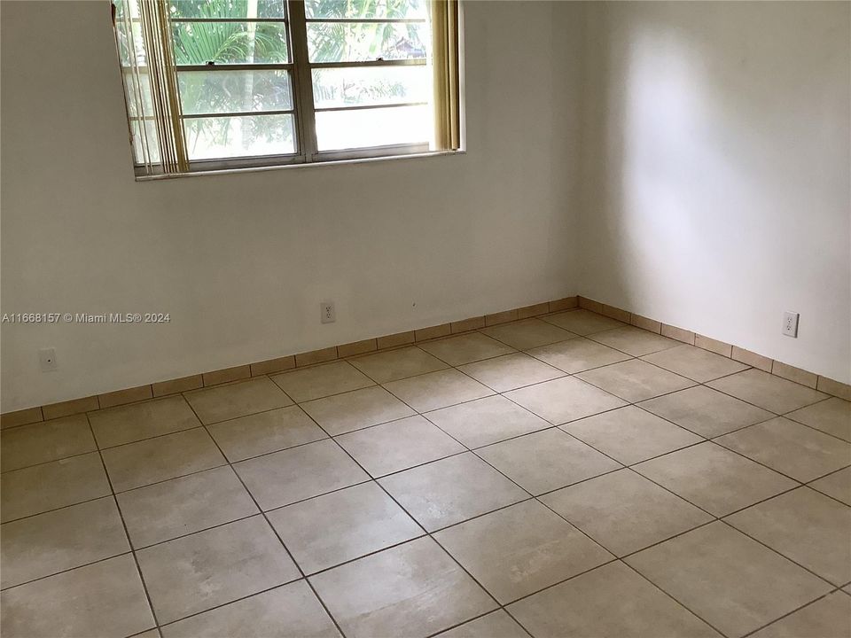 For Sale: $105,000 (1 beds, 1 baths, 702 Square Feet)