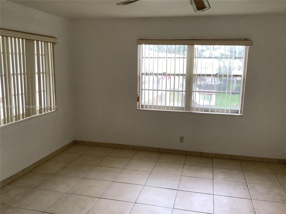 For Sale: $105,000 (1 beds, 1 baths, 702 Square Feet)