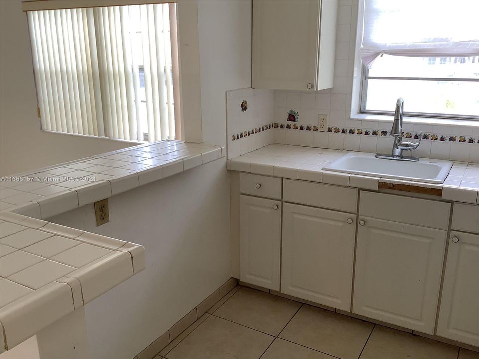 For Sale: $105,000 (1 beds, 1 baths, 702 Square Feet)