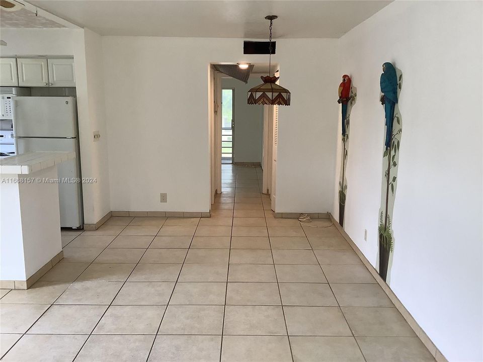 For Sale: $105,000 (1 beds, 1 baths, 702 Square Feet)