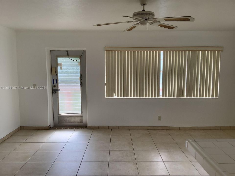 For Sale: $105,000 (1 beds, 1 baths, 702 Square Feet)