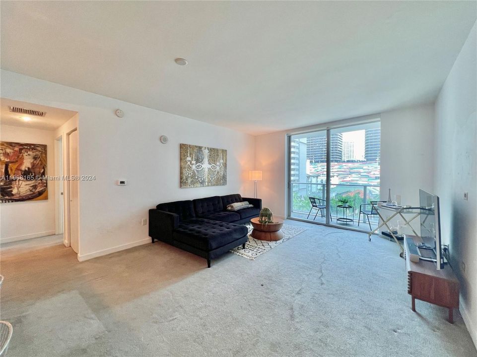 For Sale: $475,000 (1 beds, 1 baths, 769 Square Feet)