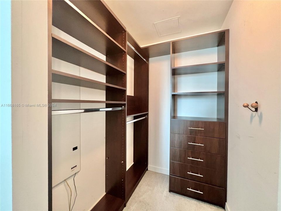 For Sale: $475,000 (1 beds, 1 baths, 769 Square Feet)