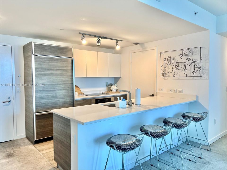 For Sale: $475,000 (1 beds, 1 baths, 769 Square Feet)