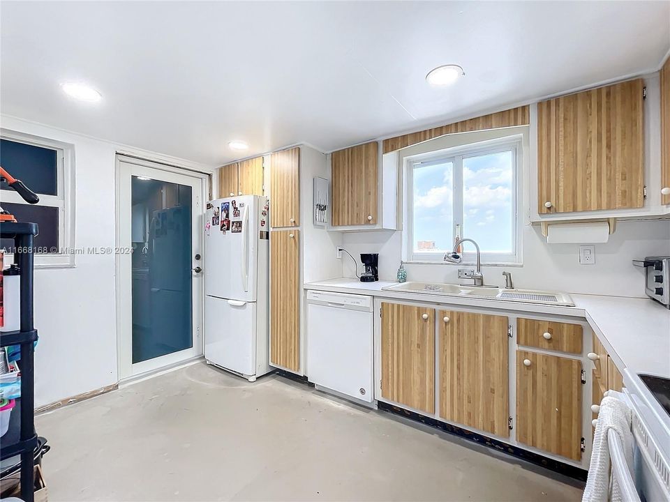 Recently Sold: $450,000 (2 beds, 2 baths, 1070 Square Feet)