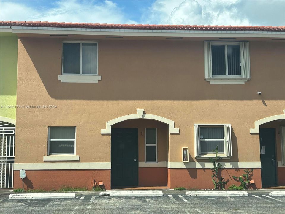 Active With Contract: $2,500 (2 beds, 2 baths, 970 Square Feet)