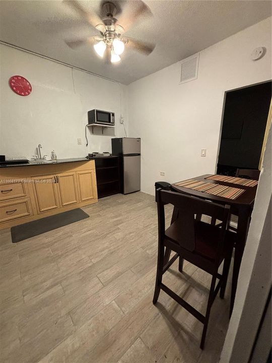 For Rent: $1,300 (1 beds, 1 baths, 1585 Square Feet)