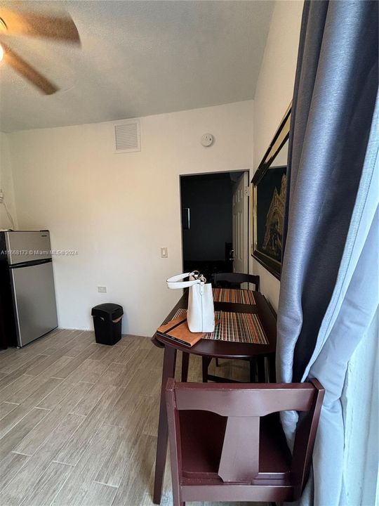 For Rent: $1,300 (1 beds, 1 baths, 1585 Square Feet)