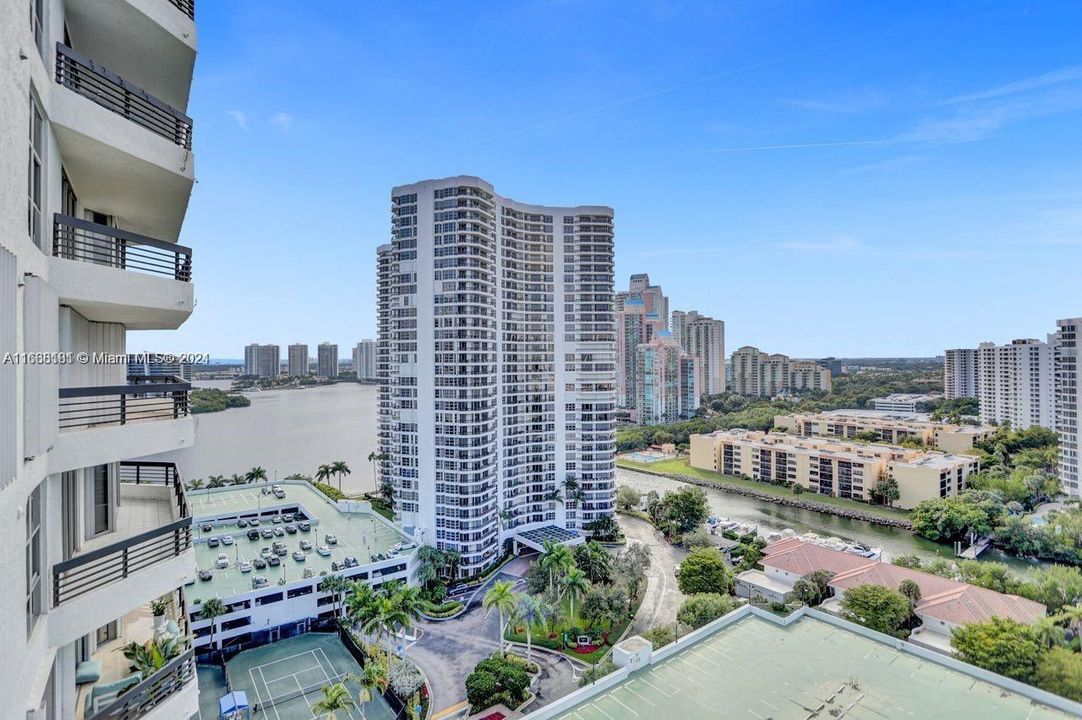 For Sale: $424,900 (2 beds, 2 baths, 1353 Square Feet)