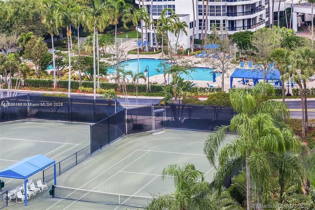 Tennis courts in Mystic Pointe