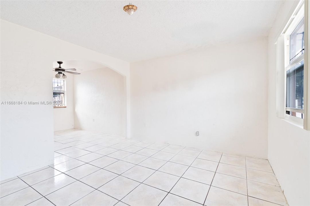 For Sale: $315,000 (2 beds, 1 baths, 763 Square Feet)