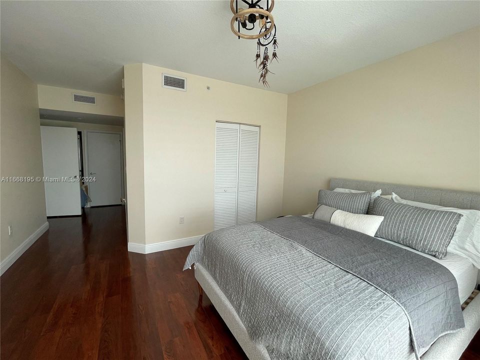 For Sale: $415,000 (1 beds, 2 baths, 1041 Square Feet)