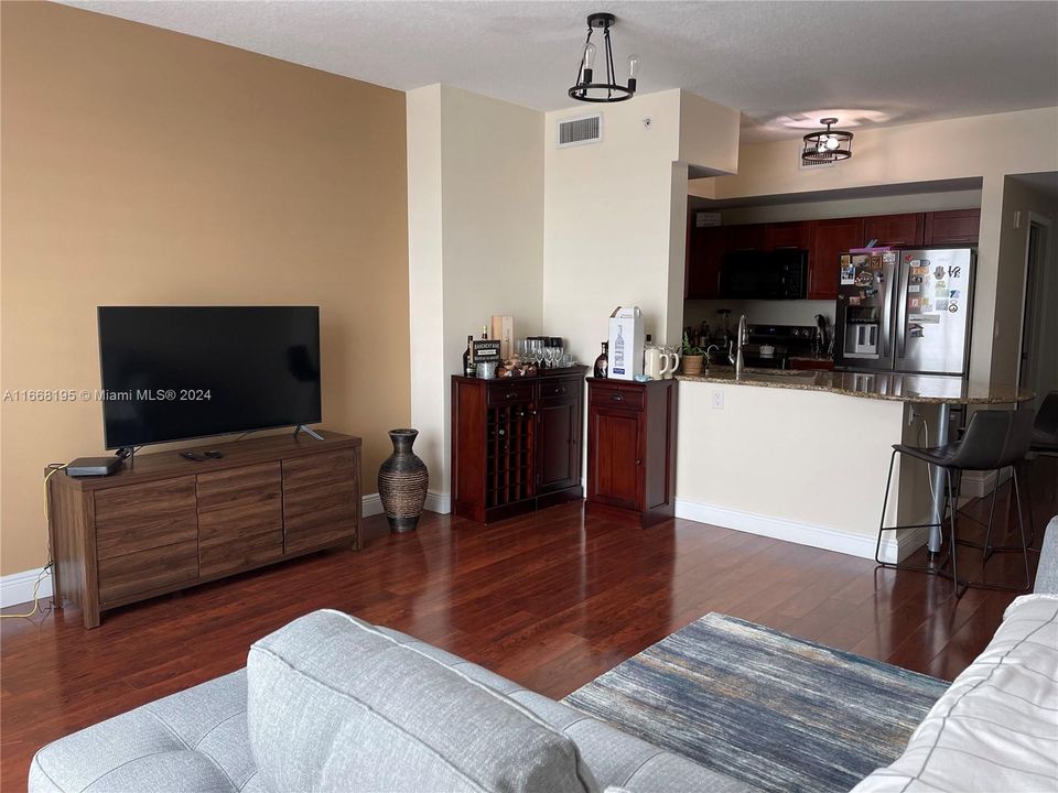 For Sale: $415,000 (1 beds, 2 baths, 1041 Square Feet)