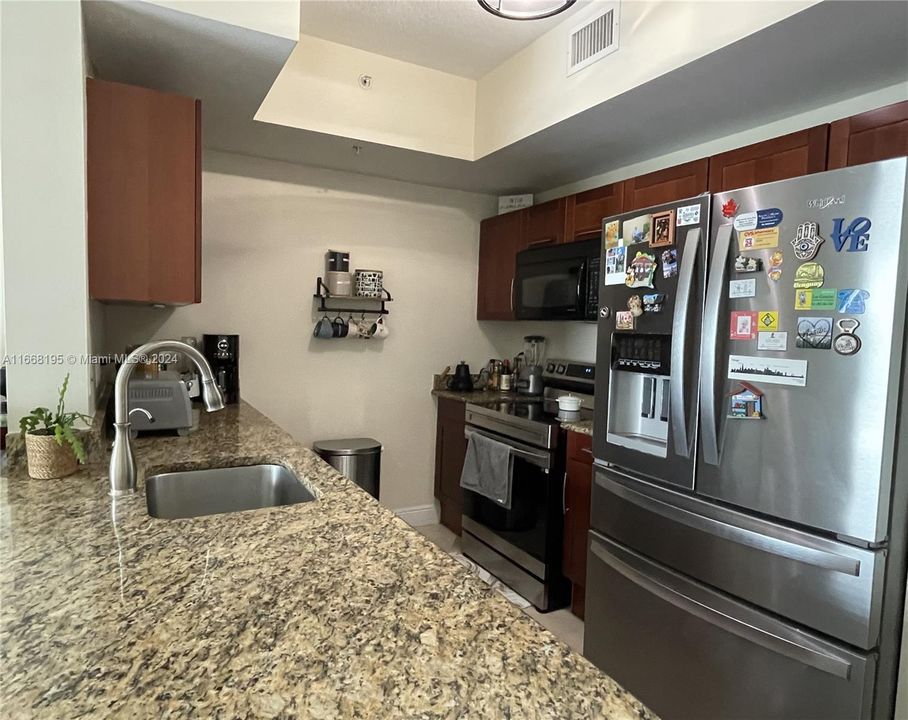 For Sale: $415,000 (1 beds, 2 baths, 1041 Square Feet)