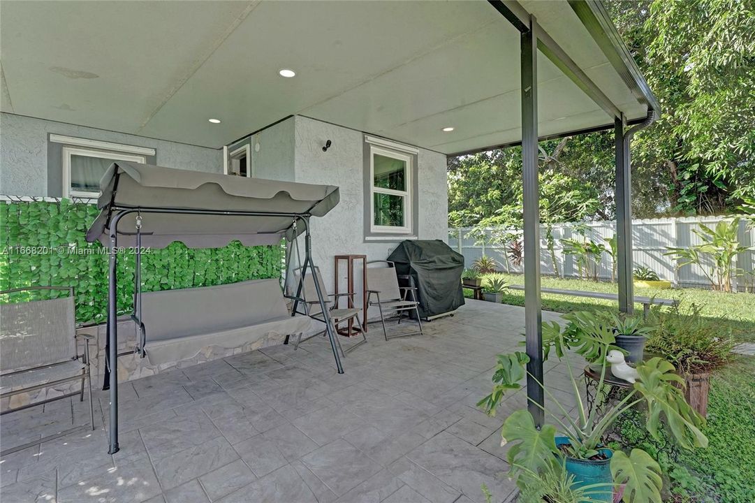 For Sale: $400,000 (3 beds, 1 baths, 820 Square Feet)