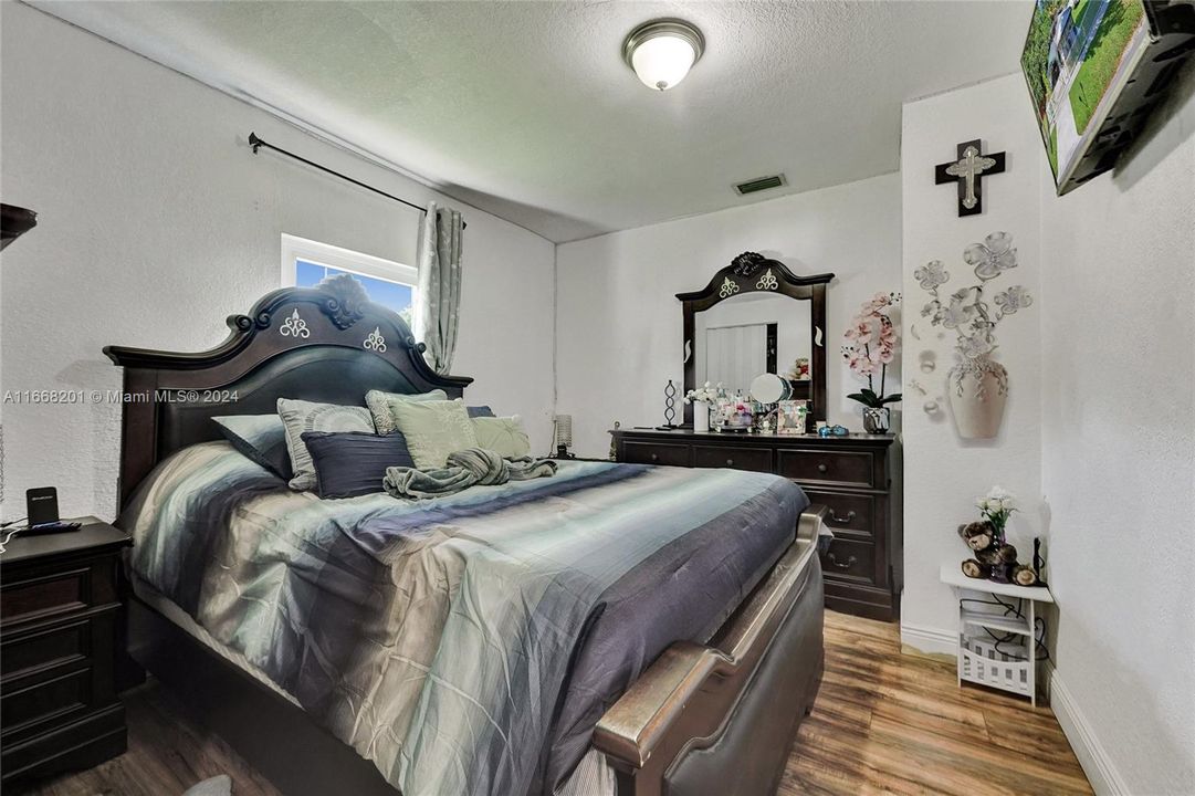 For Sale: $400,000 (3 beds, 1 baths, 820 Square Feet)