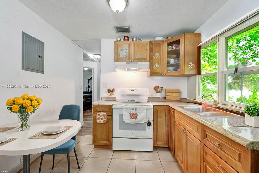 For Sale: $400,000 (3 beds, 1 baths, 820 Square Feet)