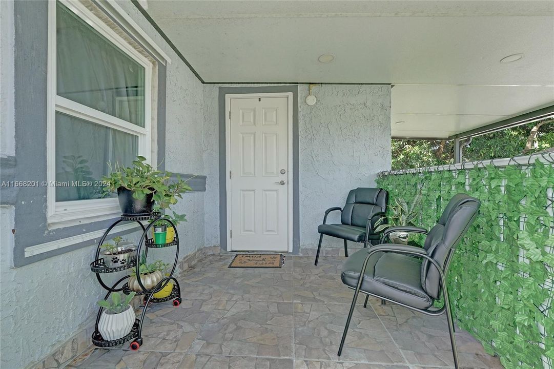 For Sale: $400,000 (3 beds, 1 baths, 820 Square Feet)