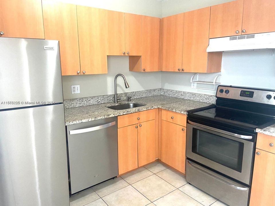 For Sale: $210,000 (2 beds, 1 baths, 938 Square Feet)