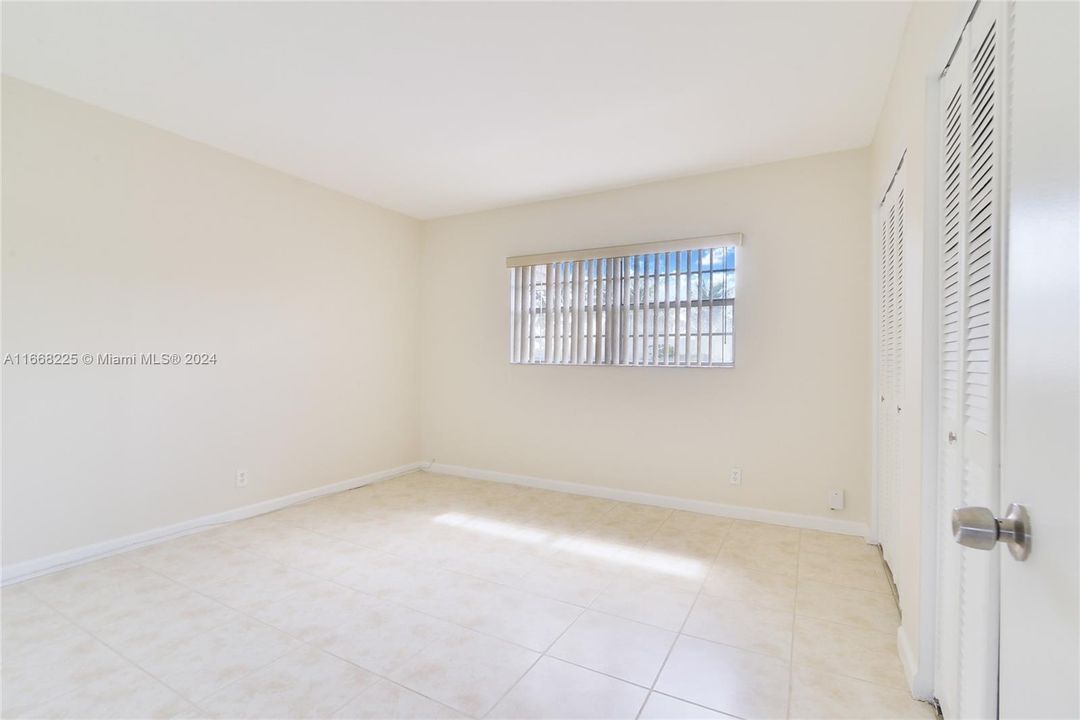 For Sale: $210,000 (2 beds, 1 baths, 938 Square Feet)