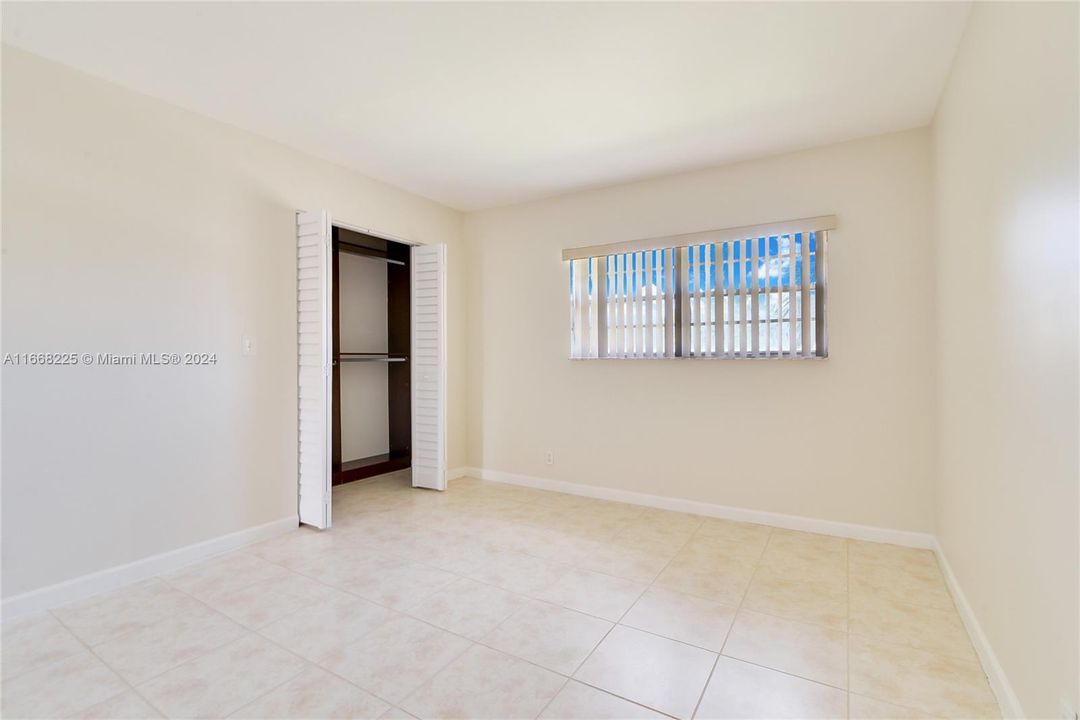 For Sale: $210,000 (2 beds, 1 baths, 938 Square Feet)