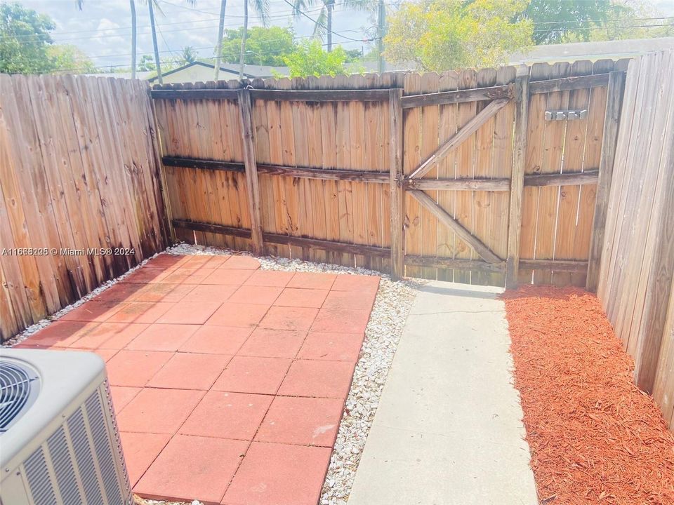 For Sale: $210,000 (2 beds, 1 baths, 938 Square Feet)