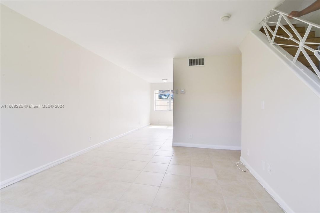 For Sale: $210,000 (2 beds, 1 baths, 938 Square Feet)