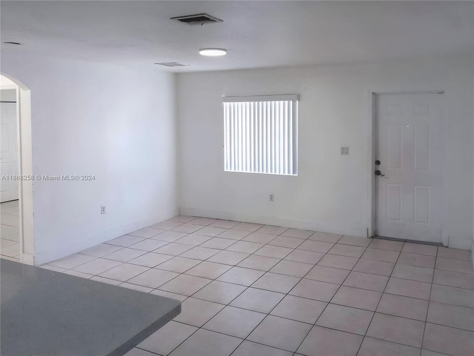 For Rent: $2,000 (2 beds, 1 baths, 1402 Square Feet)