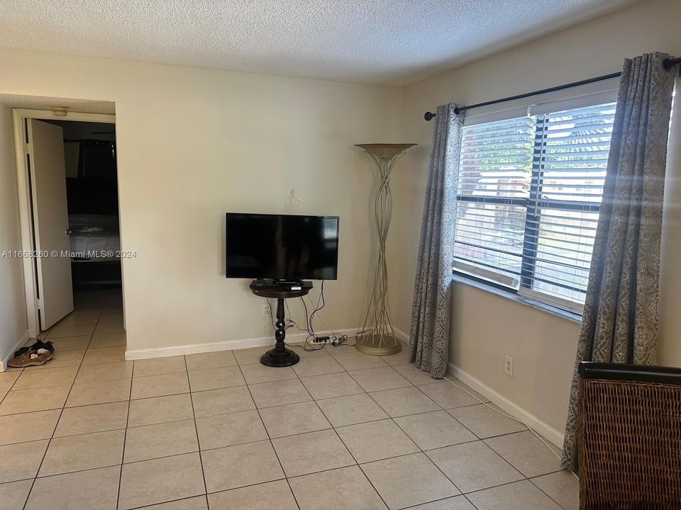 For Sale: $190,000 (1 beds, 1 baths, 770 Square Feet)