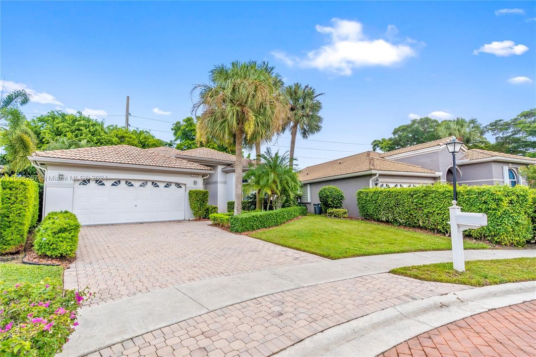 For Sale: $599,900 (3 beds, 2 baths, 1978 Square Feet)