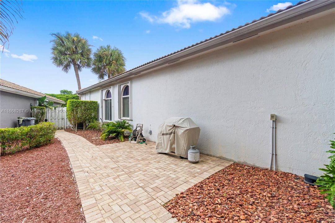 For Sale: $599,900 (3 beds, 2 baths, 1978 Square Feet)