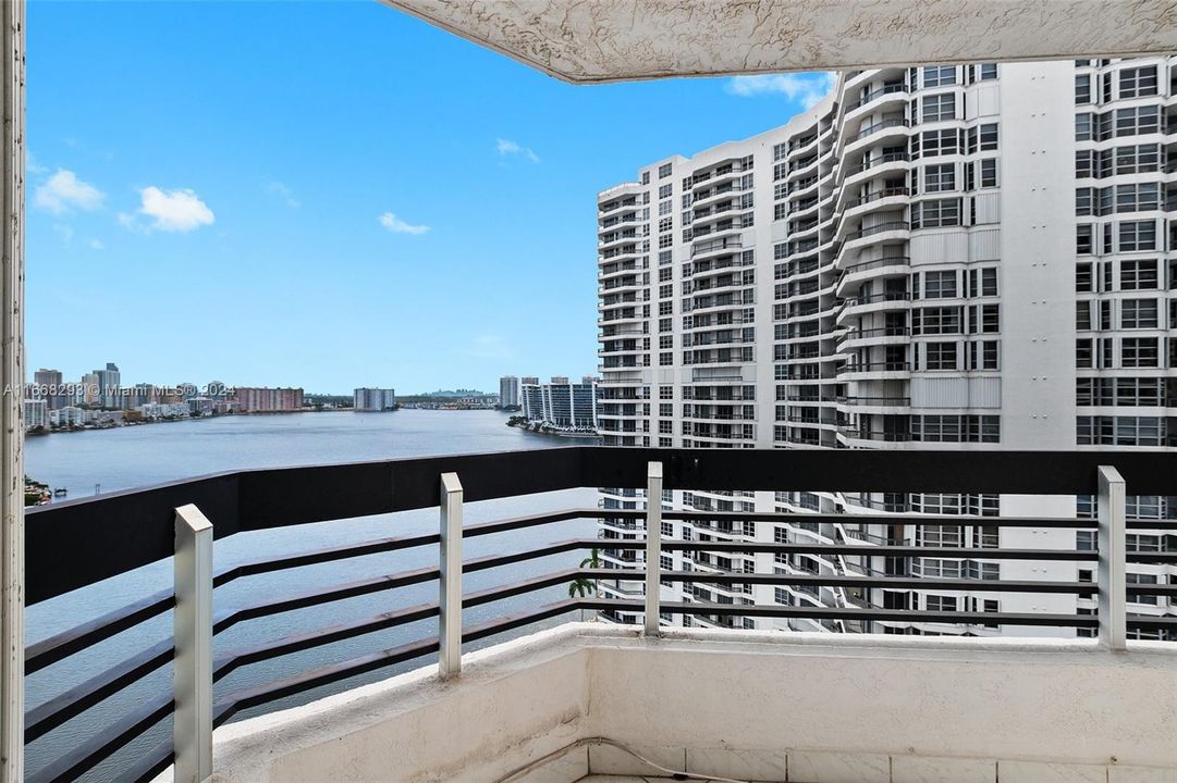 For Sale: $629,000 (2 beds, 2 baths, 1353 Square Feet)