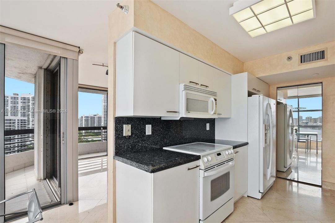 For Sale: $629,000 (2 beds, 2 baths, 1353 Square Feet)