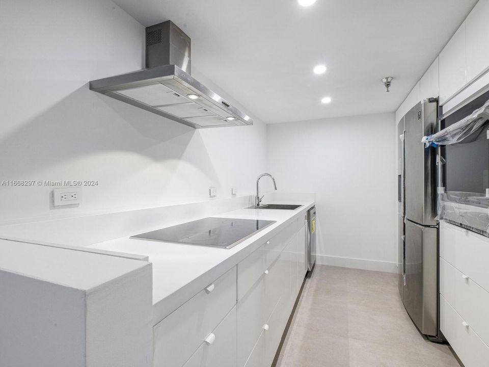 For Sale: $489,000 (2 beds, 2 baths, 1038 Square Feet)