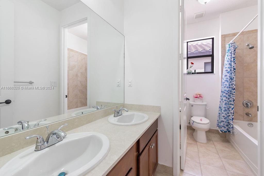 common bathroom with dual sink vanity