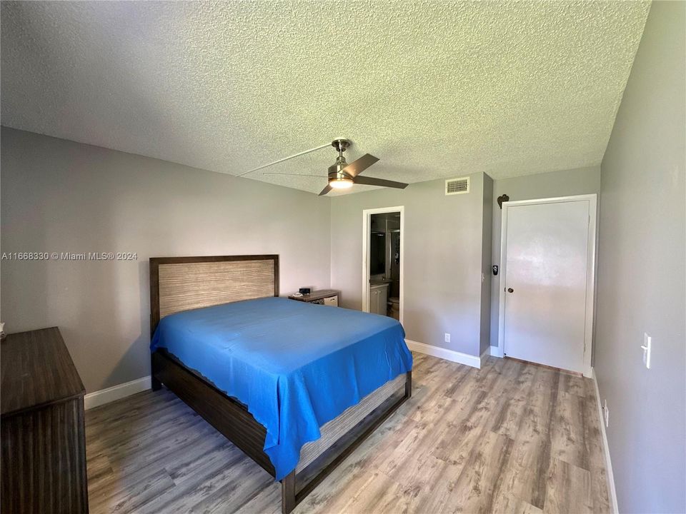 For Sale: $177,000 (2 beds, 2 baths, 937 Square Feet)