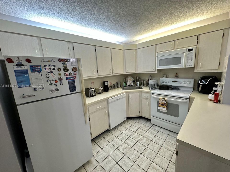 For Sale: $177,000 (2 beds, 2 baths, 937 Square Feet)