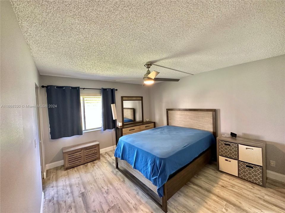 For Sale: $177,000 (2 beds, 2 baths, 937 Square Feet)