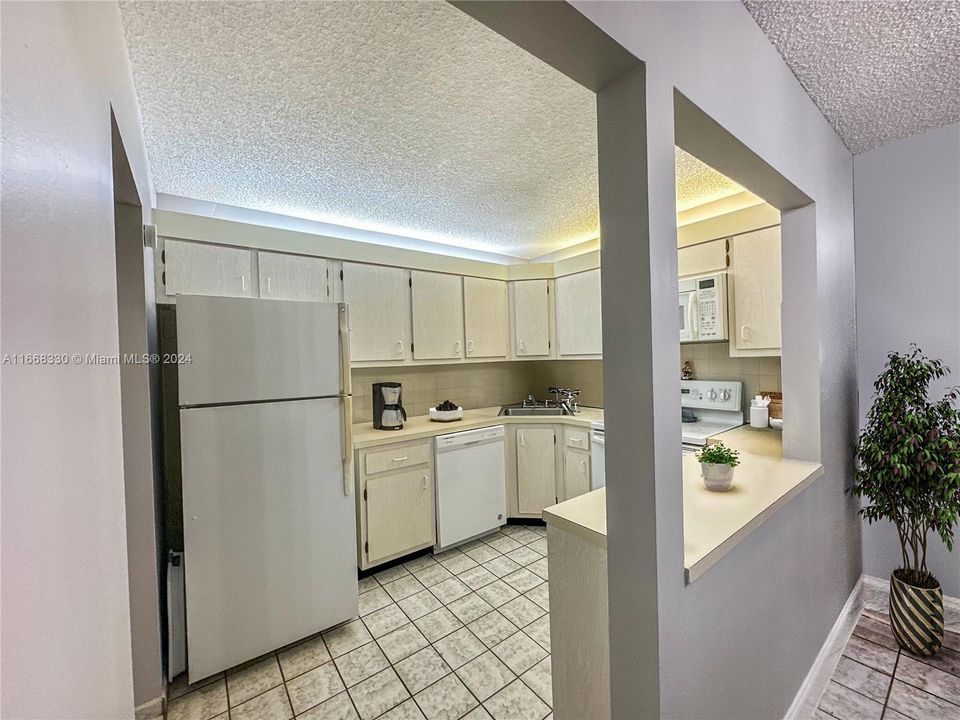 For Sale: $177,000 (2 beds, 2 baths, 937 Square Feet)