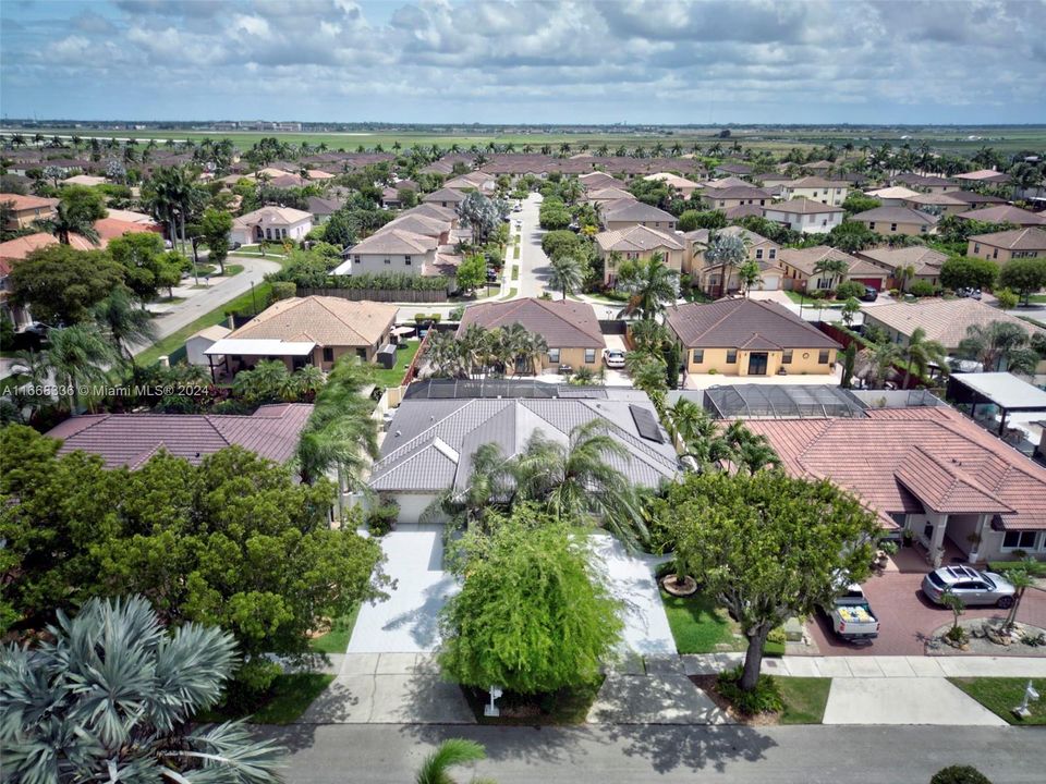 For Sale: $900,000 (4 beds, 2 baths, 2363 Square Feet)