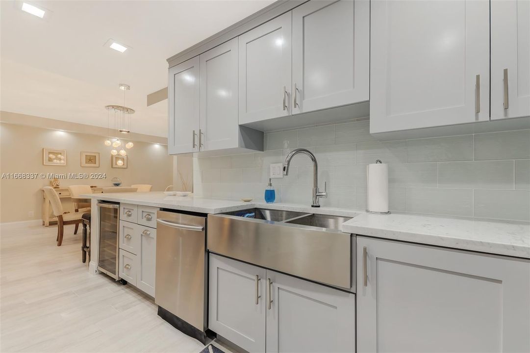 For Sale: $425,000 (1 beds, 1 baths, 850 Square Feet)