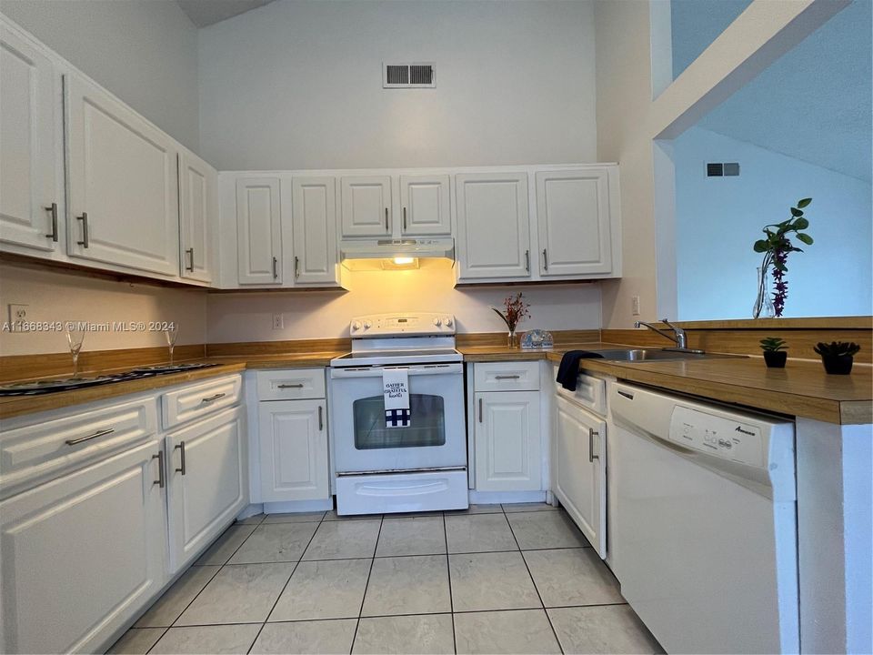 For Sale: $449,000 (3 beds, 2 baths, 1029 Square Feet)