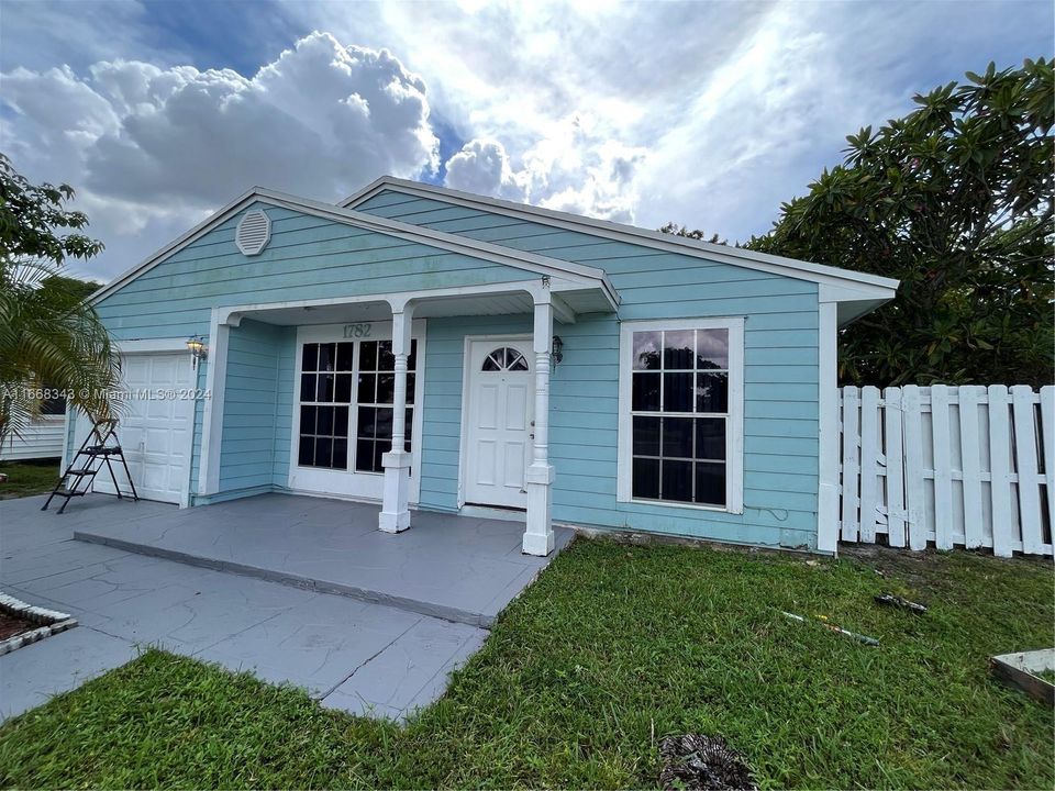 For Sale: $449,000 (3 beds, 2 baths, 1029 Square Feet)