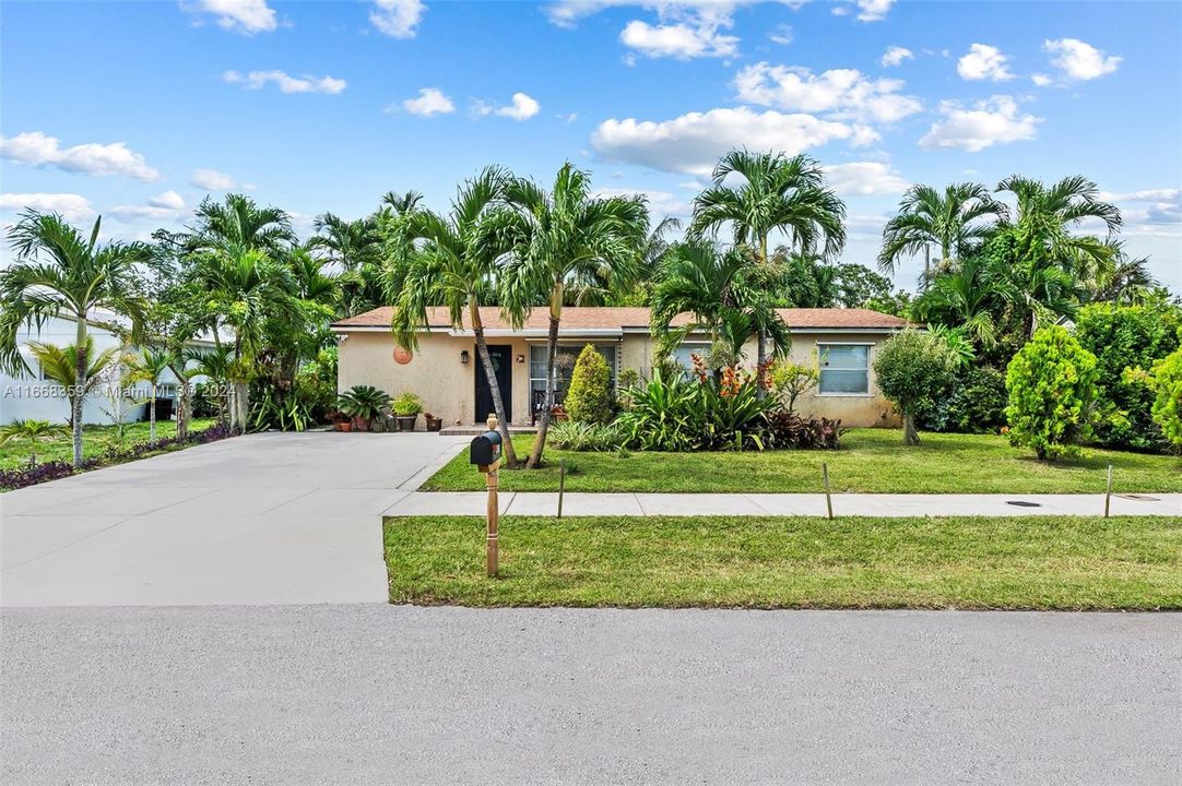 For Sale: $485,000 (3 beds, 2 baths, 1559 Square Feet)